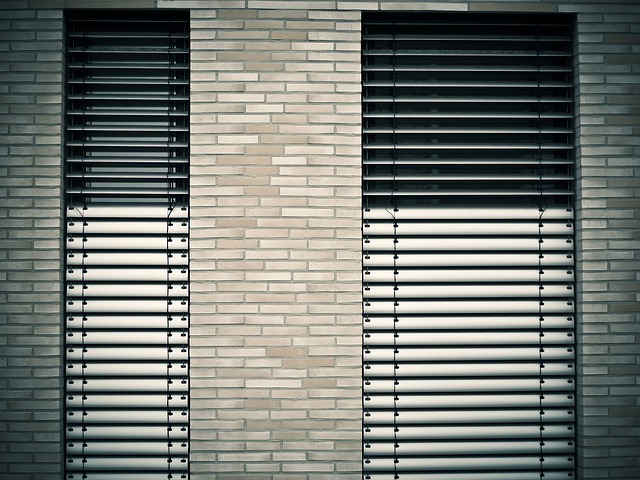Balkon: Raffrollos, Verdunkelung, Fensterdekoration, Gardinen, Verdunklung, Vorhänge, Fenster, Rollos, Sichtschutz.