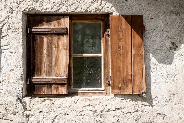 Jalousien an Kunststofffenstern – Einbau und Reparatur